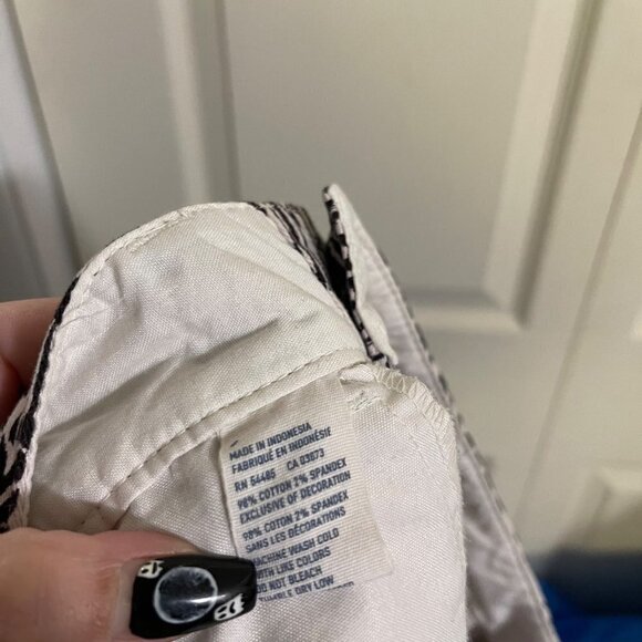 American Eagle Womens Black White Aztec Trobal Print Stretch Midi Shorts Size 6 - Picture 6 of 8